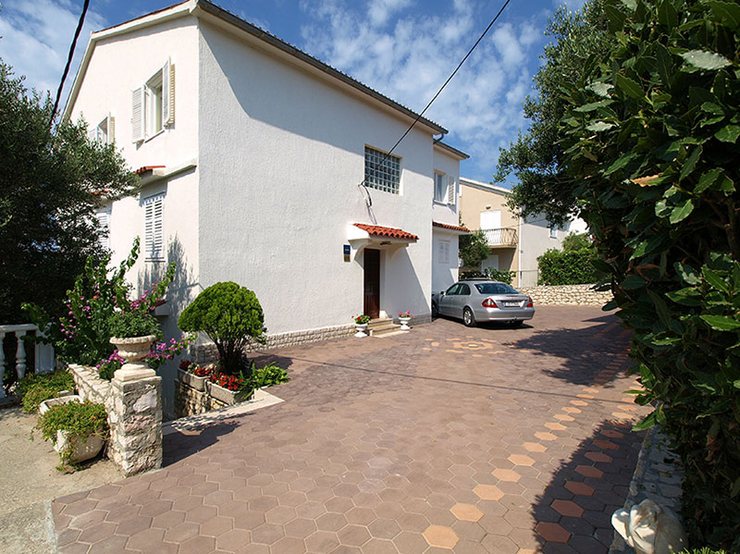 House and surroundings – photo 1