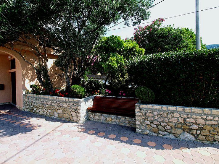 House and surroundings – photo 2
